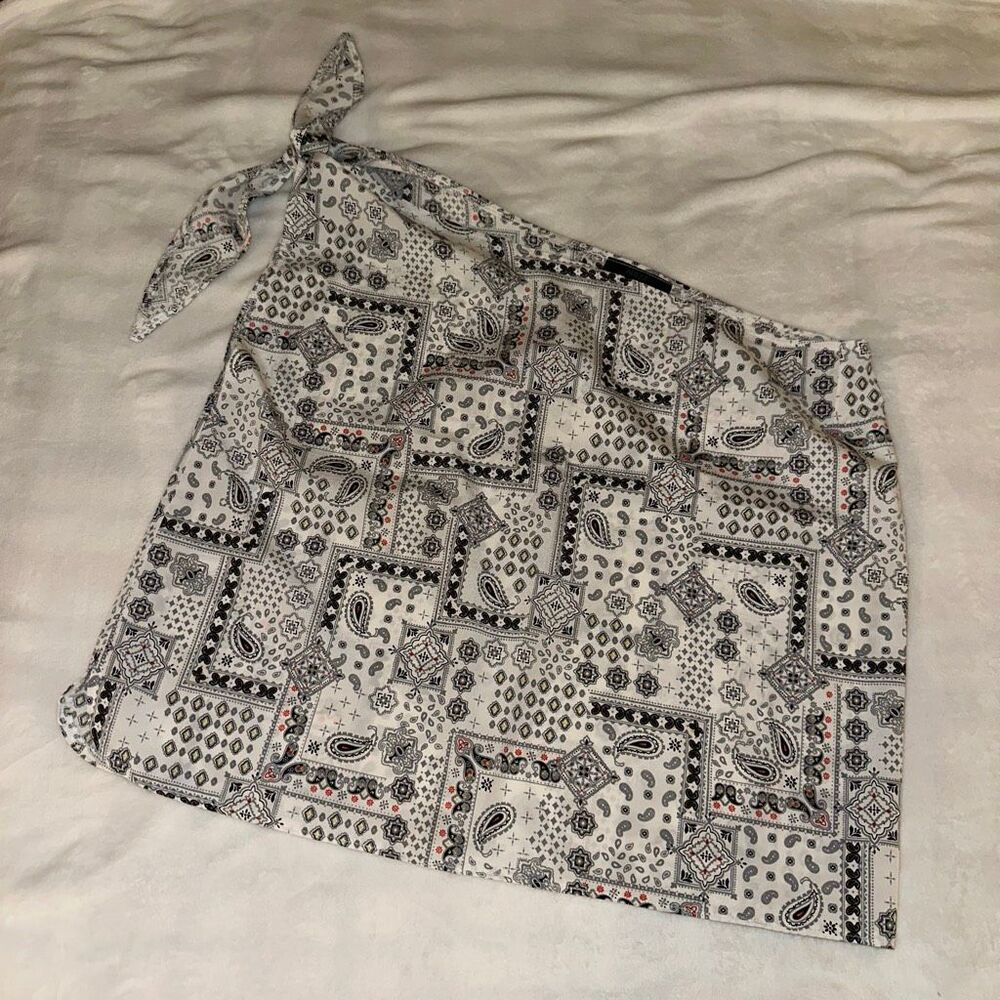 Muze New York Women’s One Shoulder Tie Strap Flow Shirt White Black Paisley